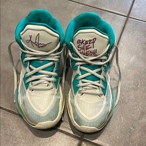 Kyrie Infinity Basketball shoes M 7/ W 8.5